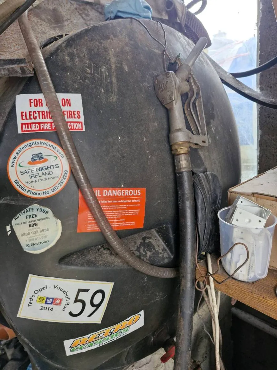 1000 litre diesel/oil tank with hose - Image 1