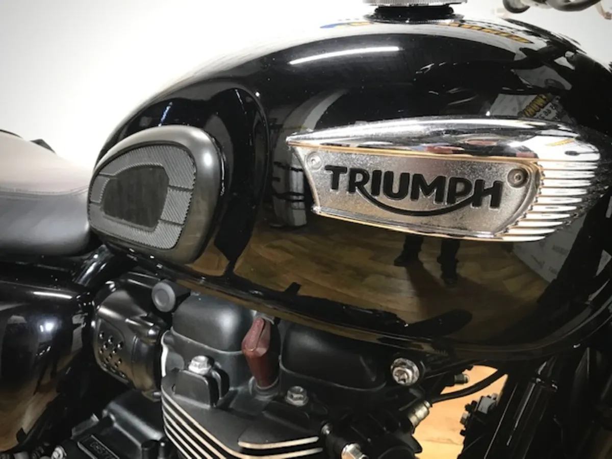 PRE-OWNED Triumph Bonneville T100 Black 2018 - Image 4