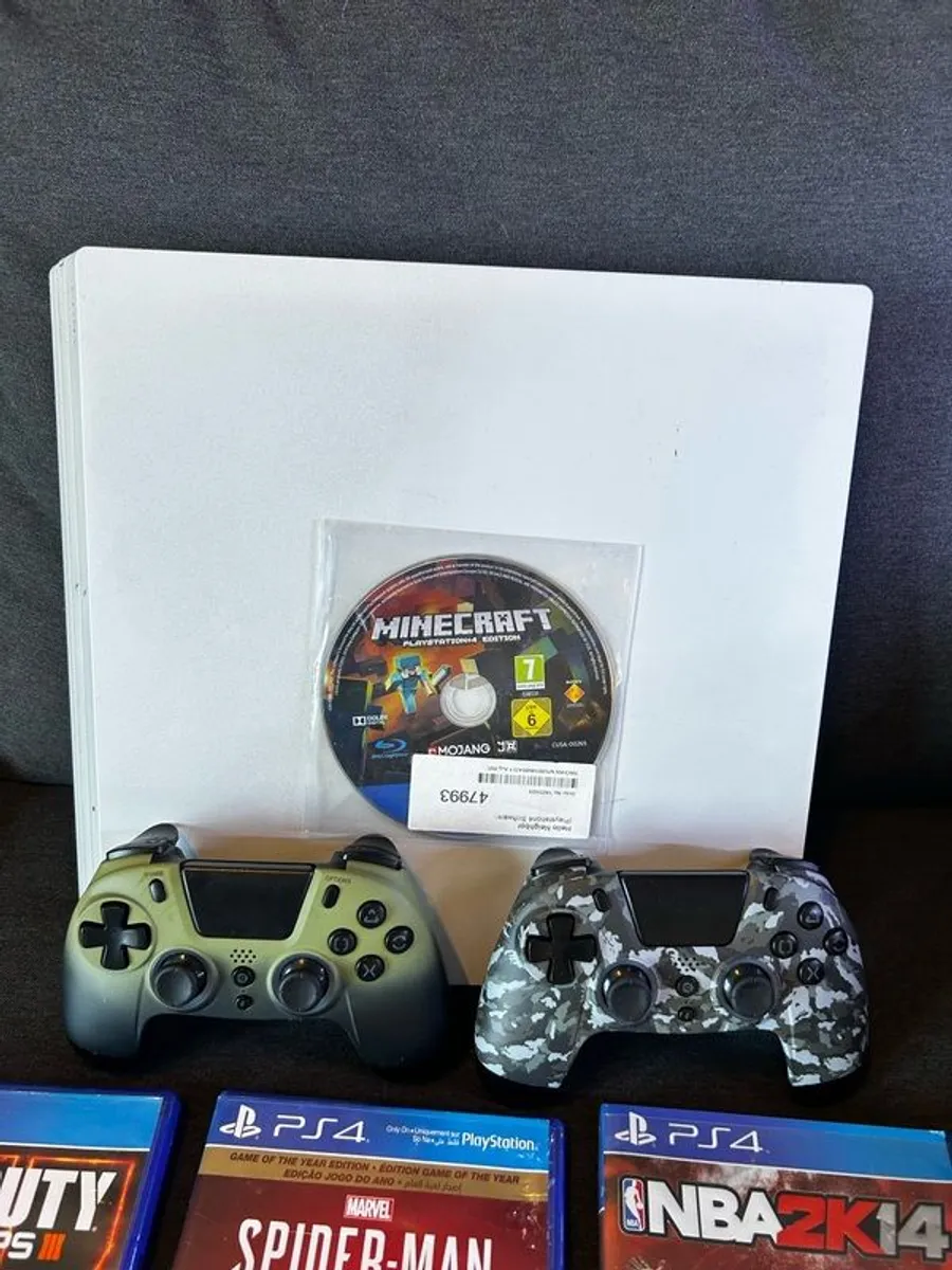 playstation 4 pro disk with 19 games and 2 controllers - Image 4