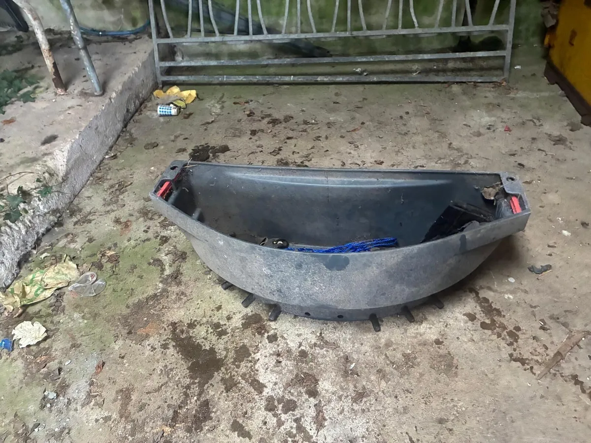 Feeding gates and milk bar - Image 2