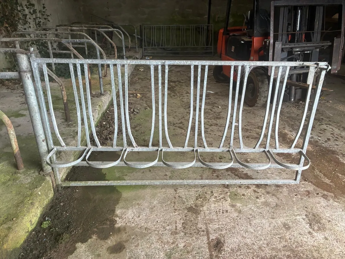 Feeding gates and milk bar - Image 1