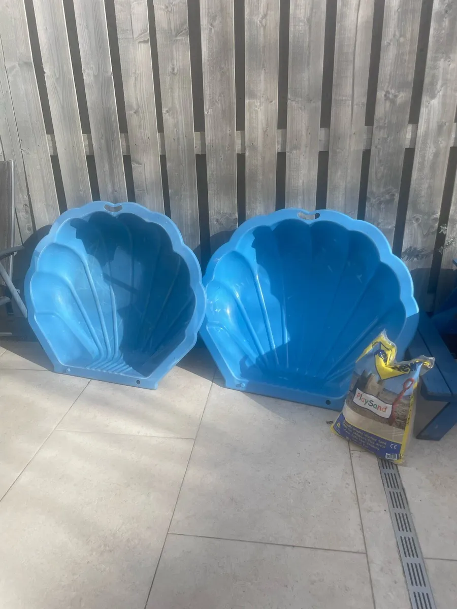 Shell sand box, bag of sand and Free picnic bench - Image 1