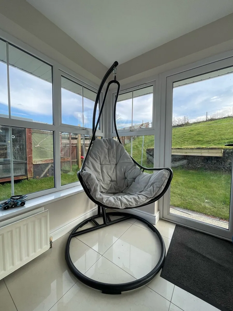 STURDY Hanging swing chair - Image 1