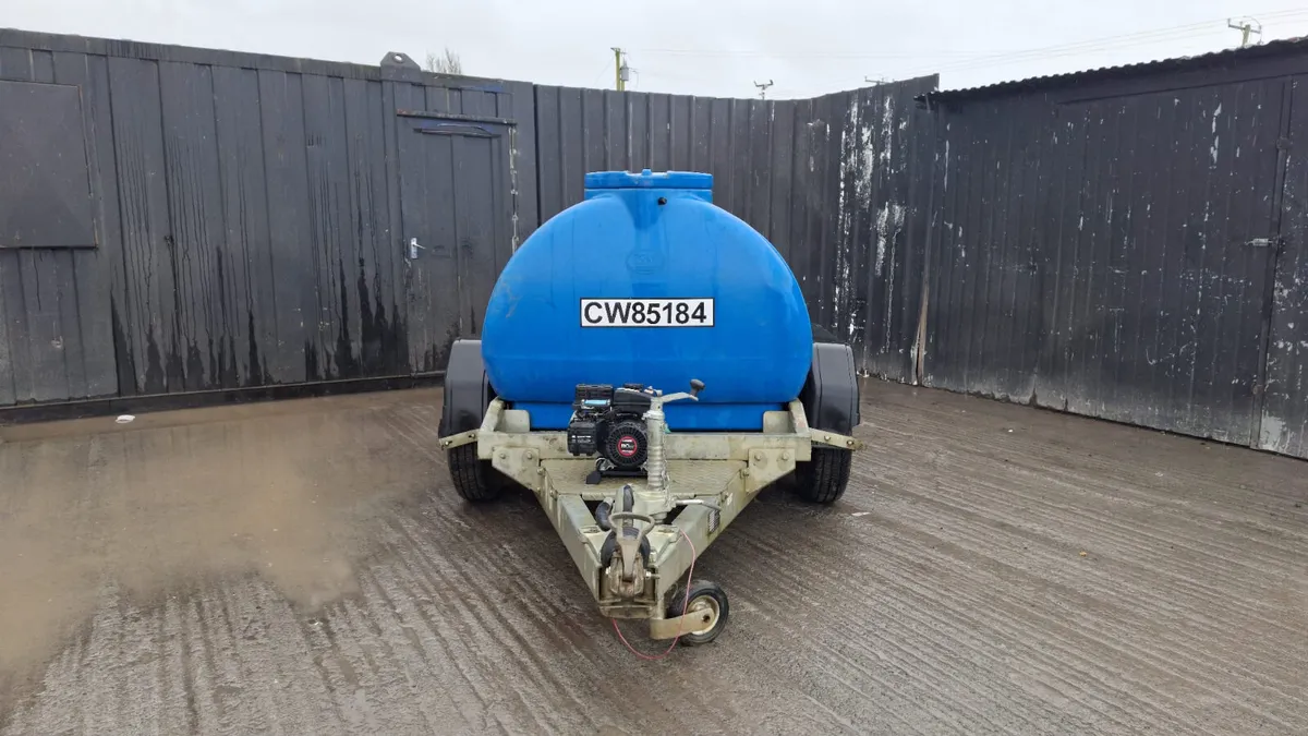 Western 2000L Twin Axle Plastic Water Bowser - Image 2