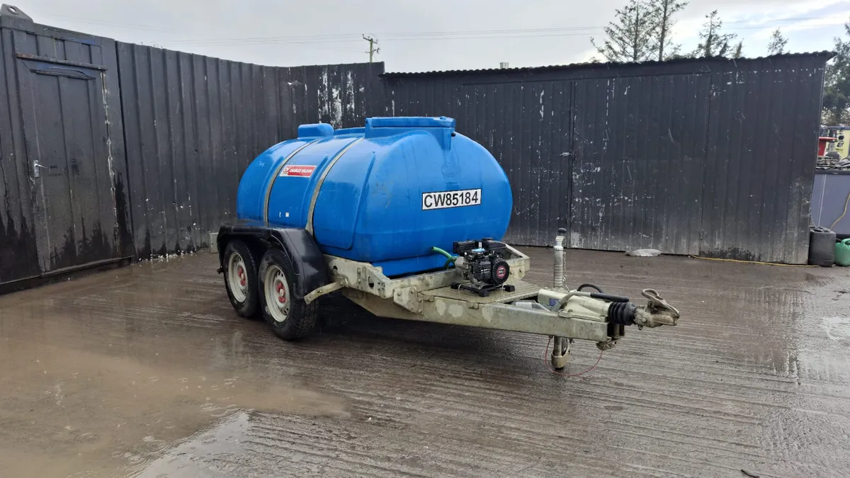 Western 2000L Twin Axle Plastic Water Bowser - Image 1