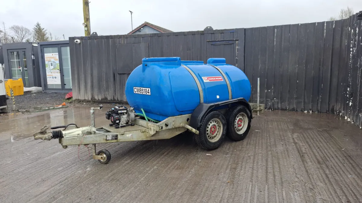 Western 2000L Twin Axle Plastic Water Bowser - Image 3