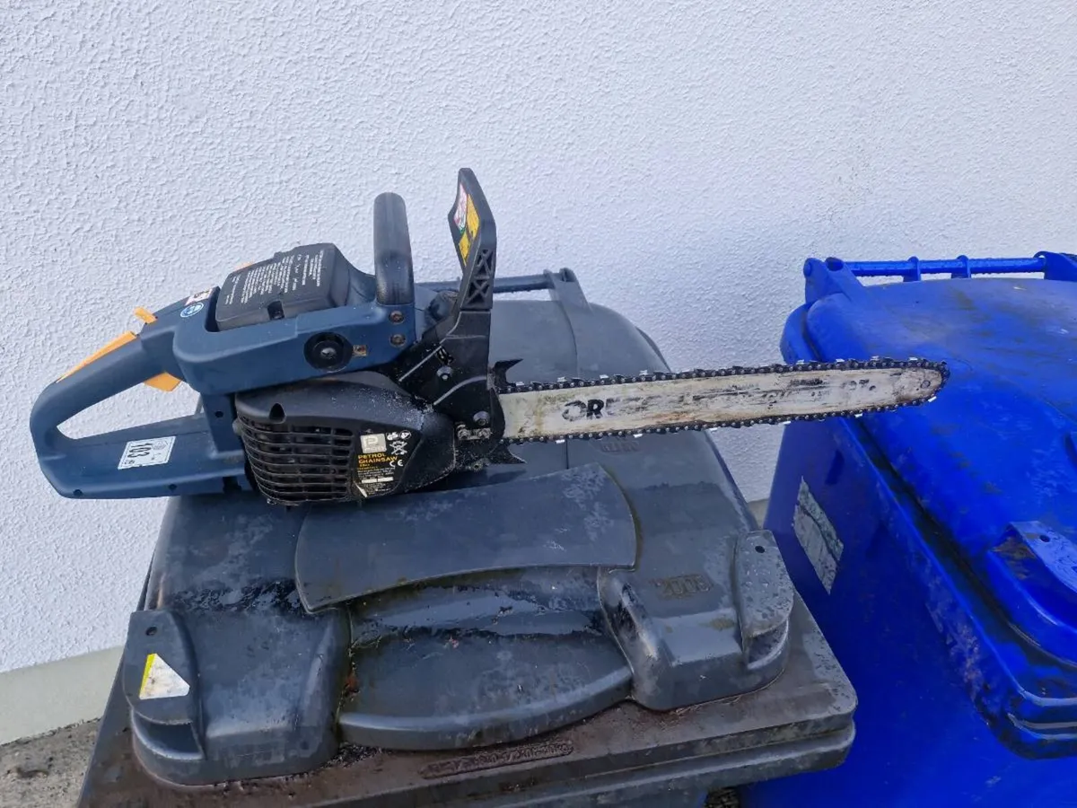 2x chainsaws - Image 1
