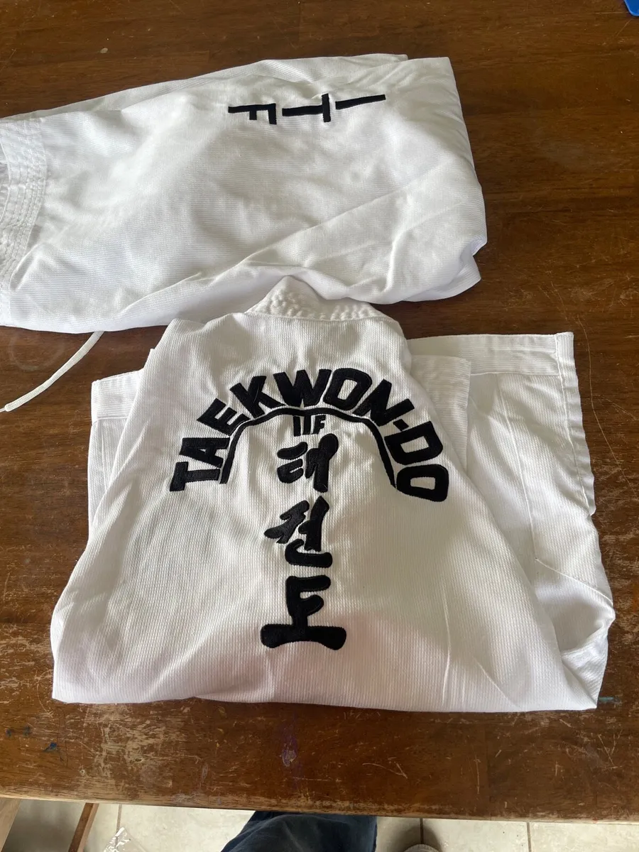 Taekwondo uniform 8 yrs - Image 1