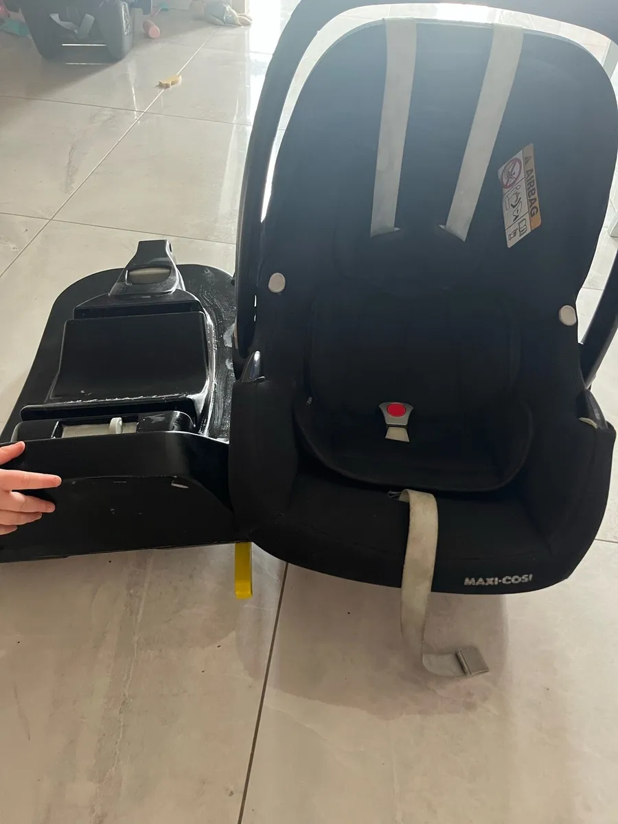 Maxi cosi car seat & isofix base - Image 1