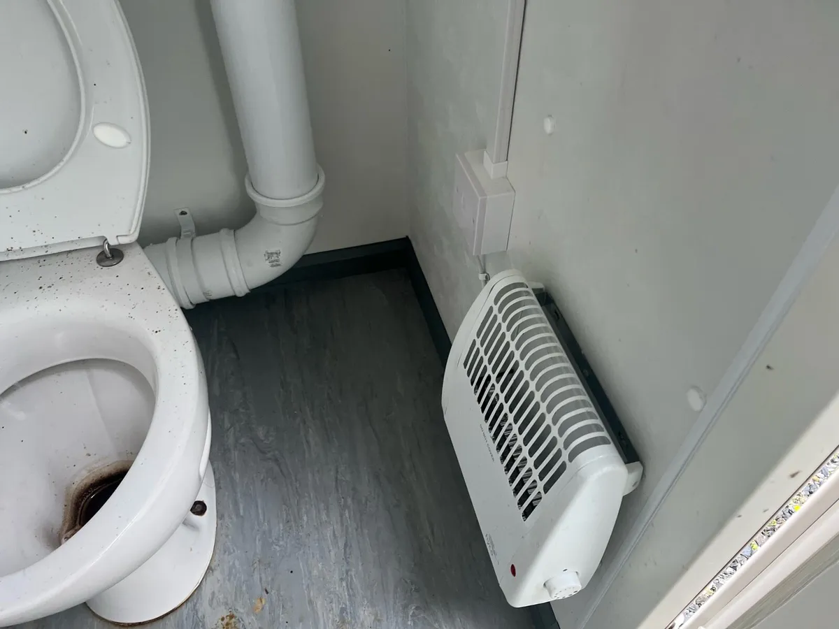 Toilet block - Image 2