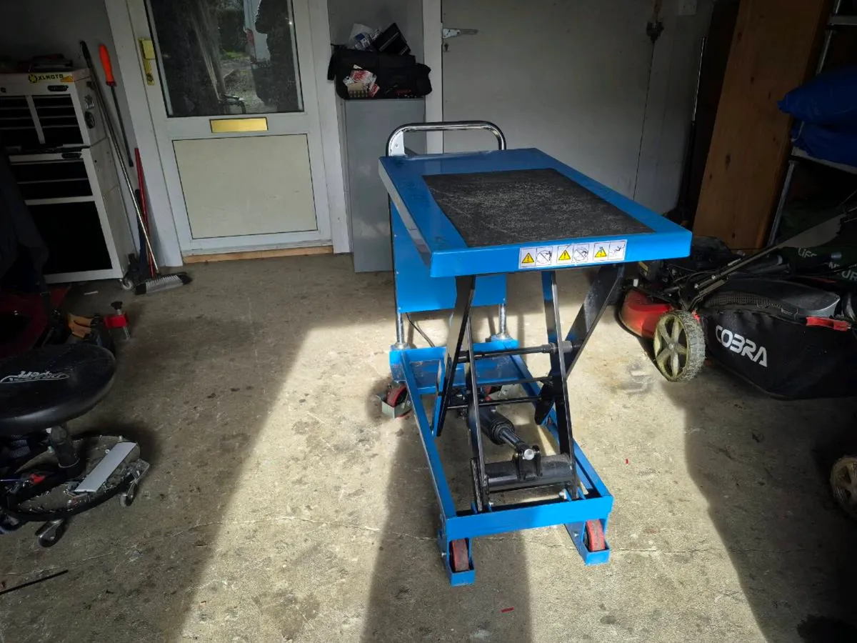 Scissor lift trolley - Image 1