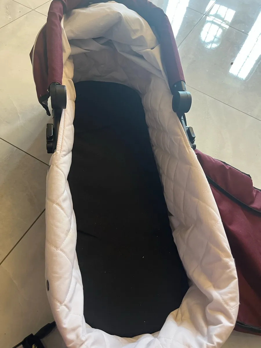 Out n about bassinet - Image 2