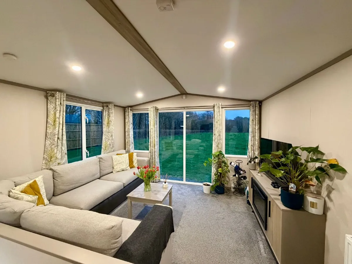 Spacious 3 bed mobile home in excellant condition. - Image 1