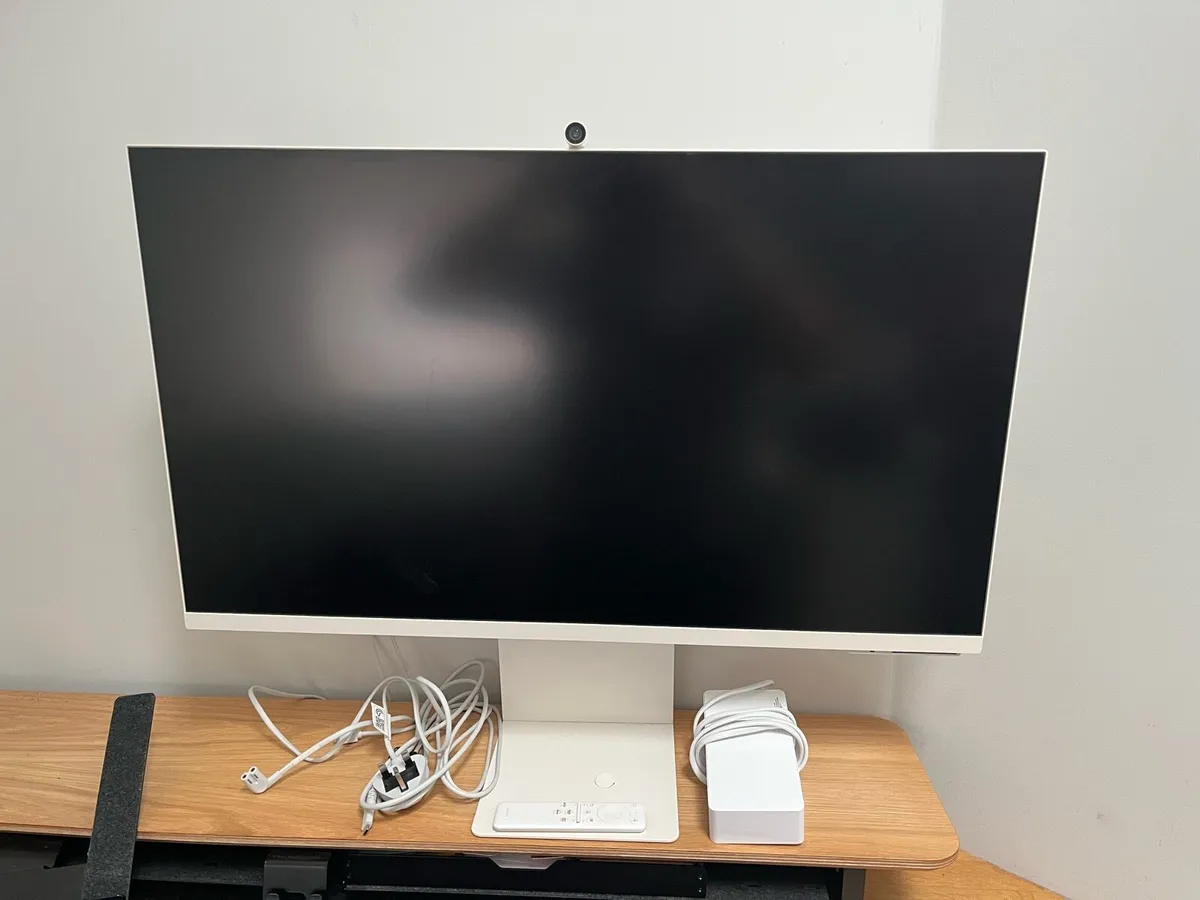 Samsung M8 smart monitor - Image 1