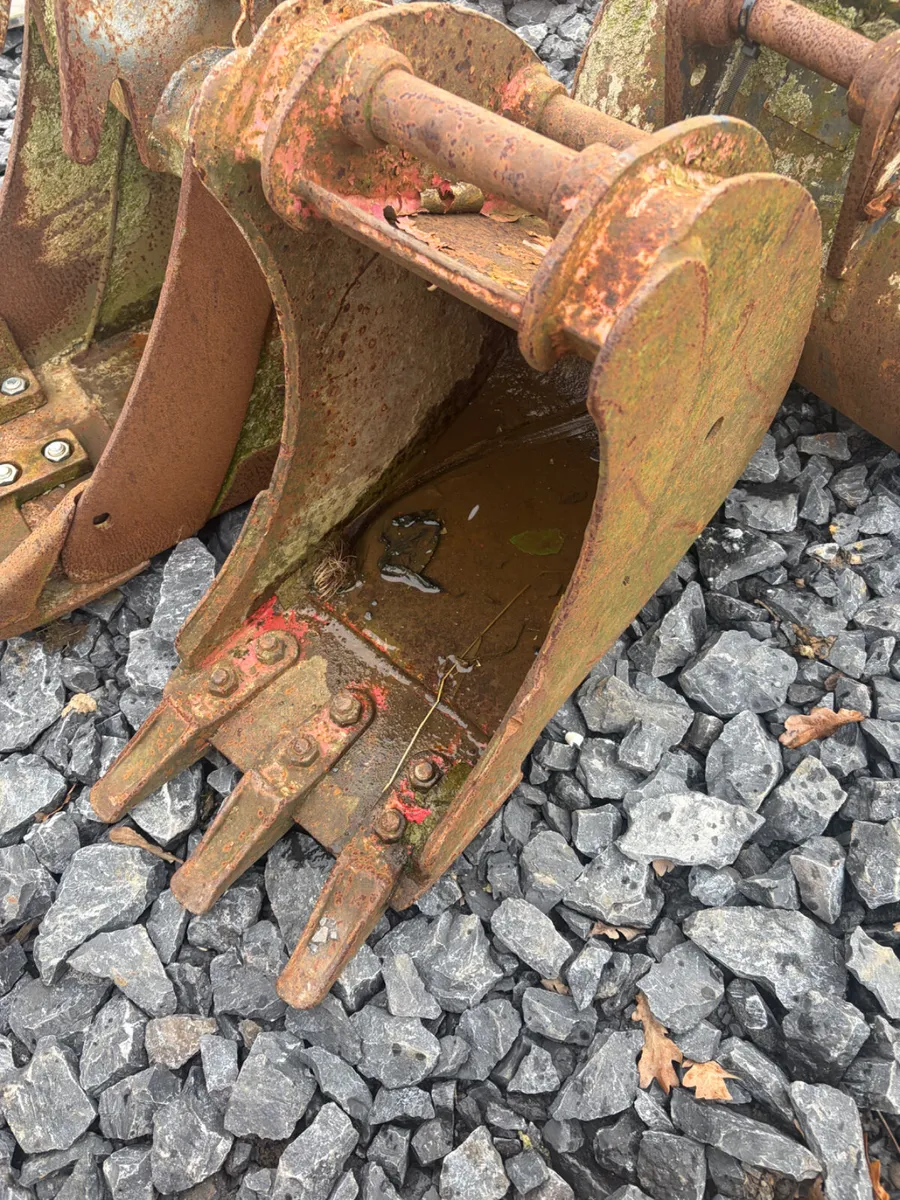 Good  1ft 35mm pin digging bucket with teeth - Image 1