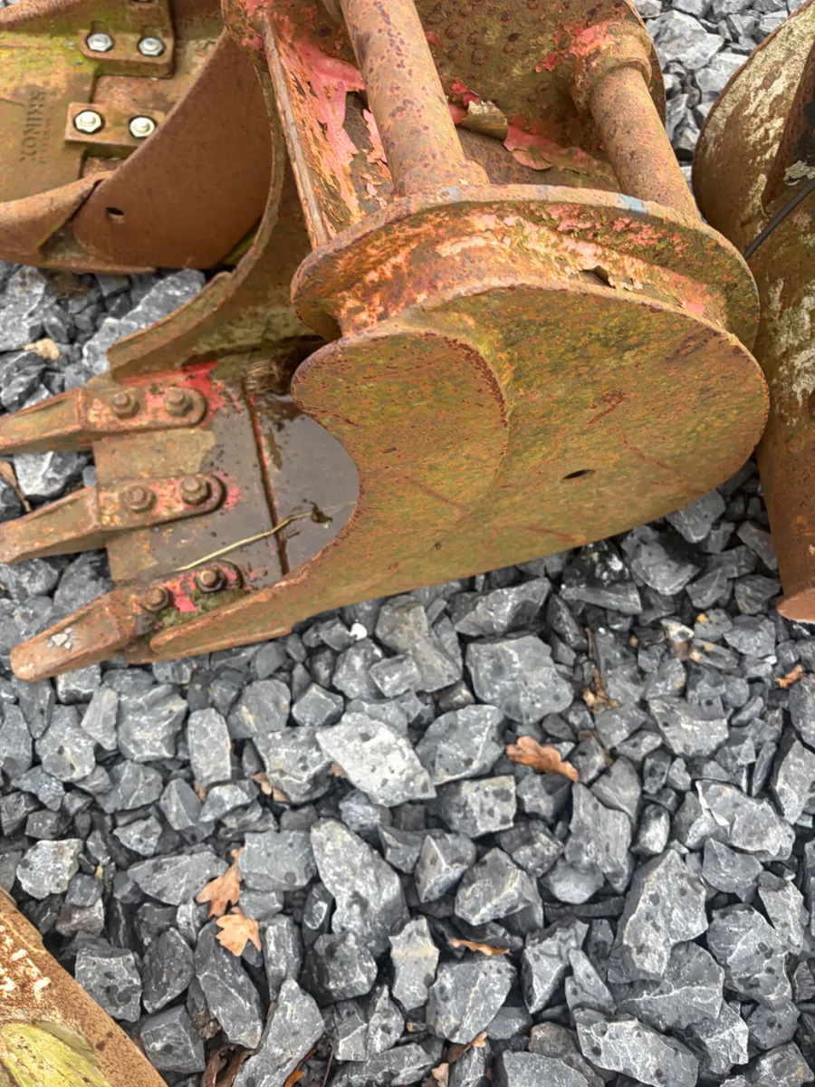 Good  1ft 35mm pin digging bucket with teeth - Image 2