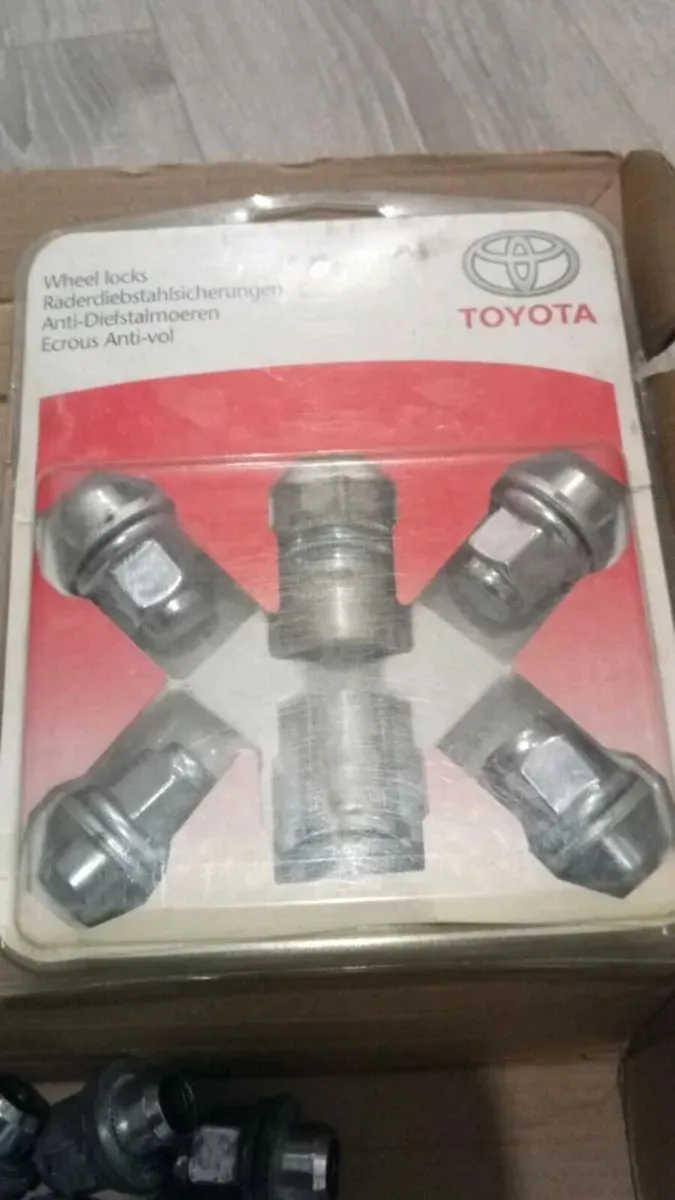 Toyota original wheels nuts set with lock nuts - Image 4