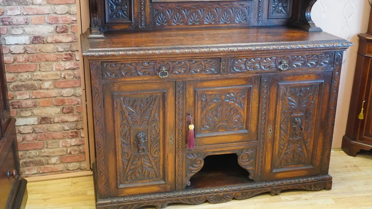 Kingscourt Solid Oak Carved Buffet - Image 4