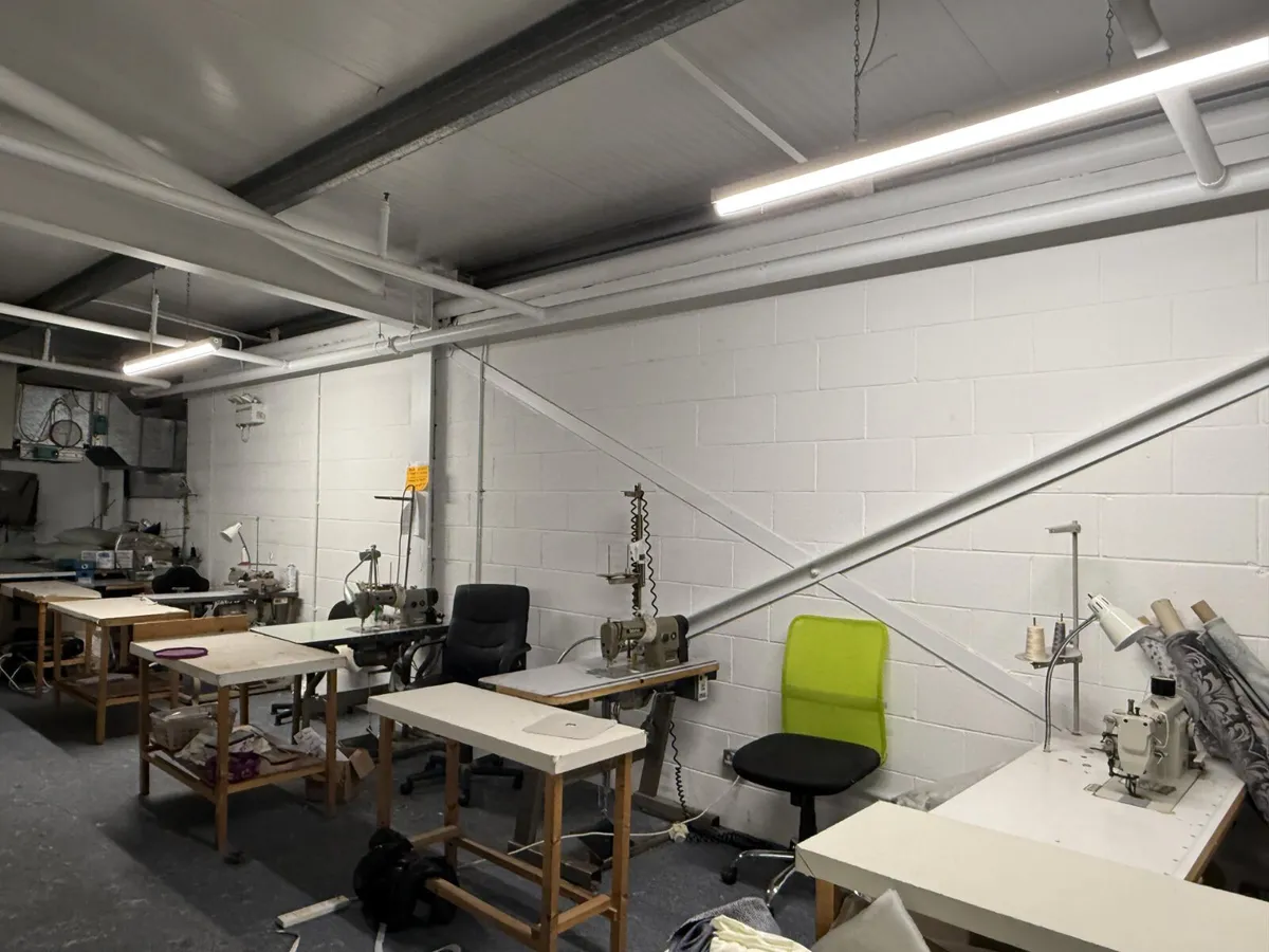 Sewing Machines **Online Auction** - Image 1