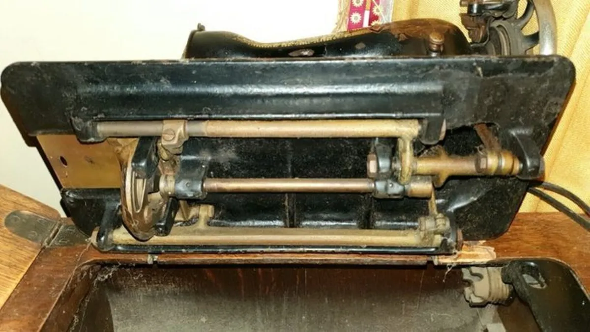Antique Singer Fifteen K Sewing Machine - Image 2