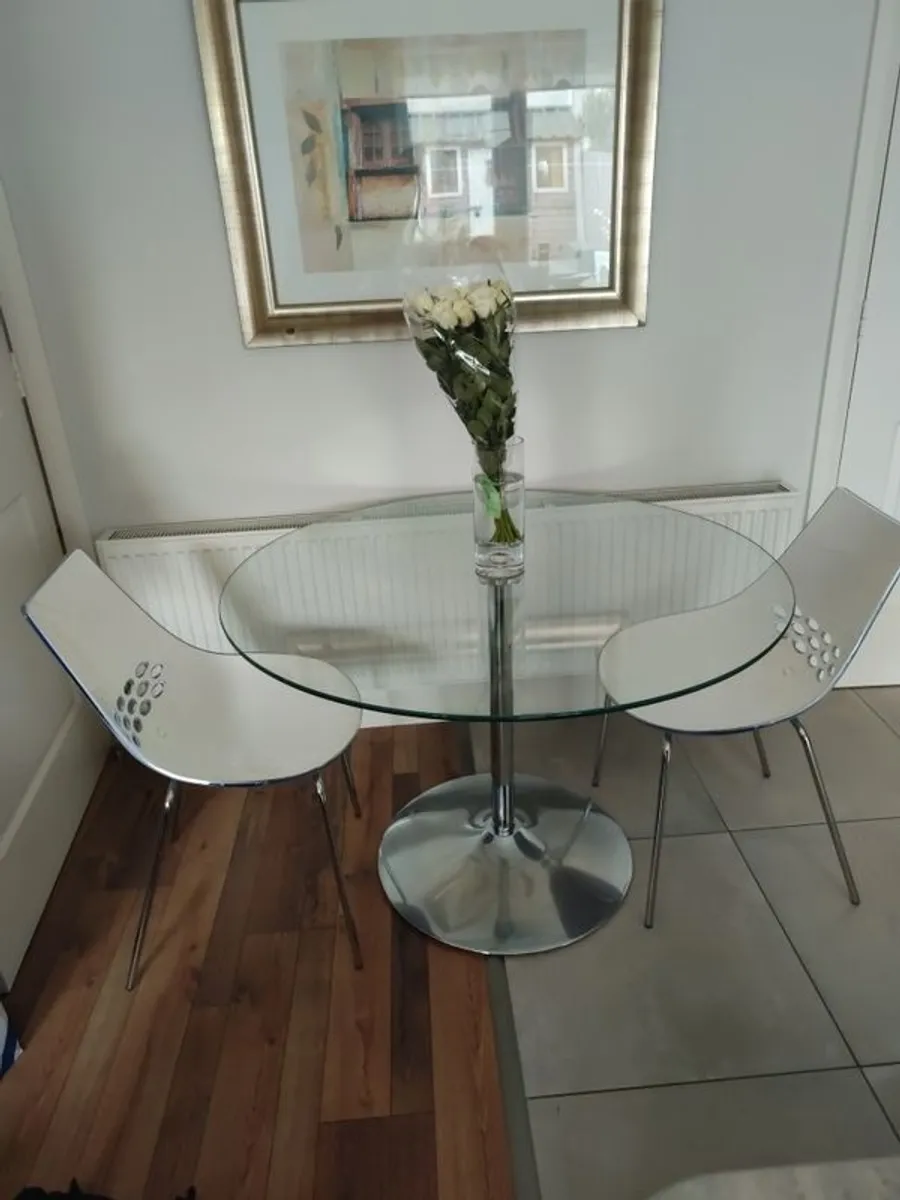 Round glass table with Pair of white Calligaris Jam chairs - Image 1