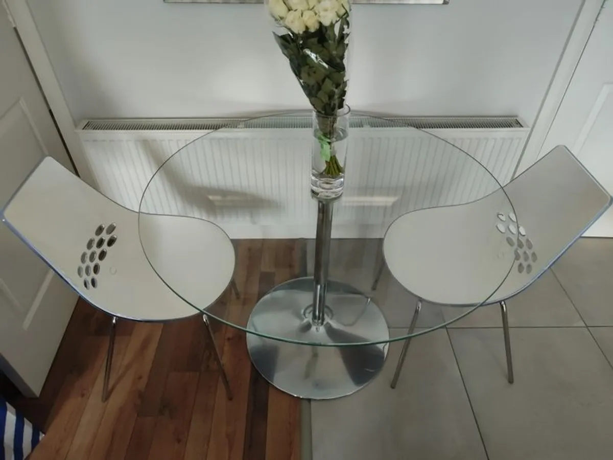 Round glass table with Pair of white Calligaris Jam chairs - Image 2