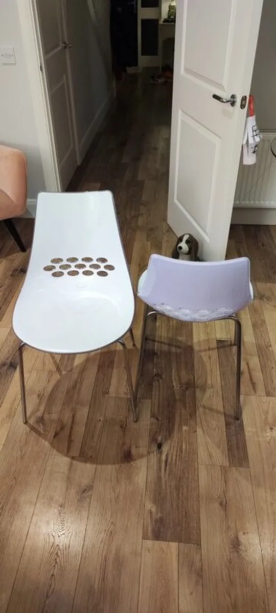 Round glass table with Pair of white Calligaris Jam chairs - Image 3