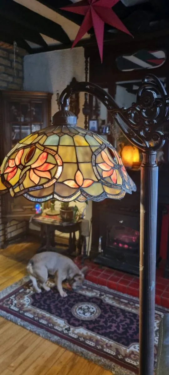 STUNNING TIFFANY LAMP - Image 1