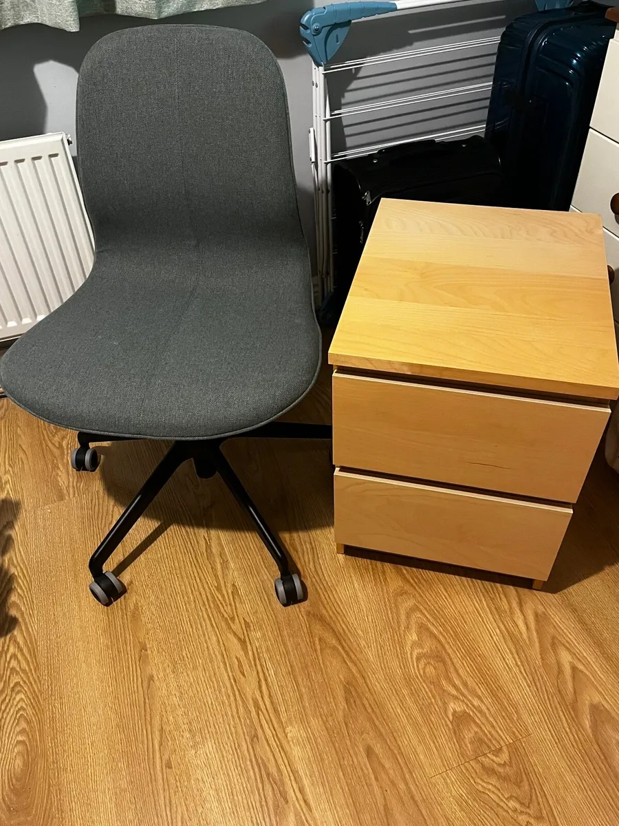 Free Locker and swivel chair