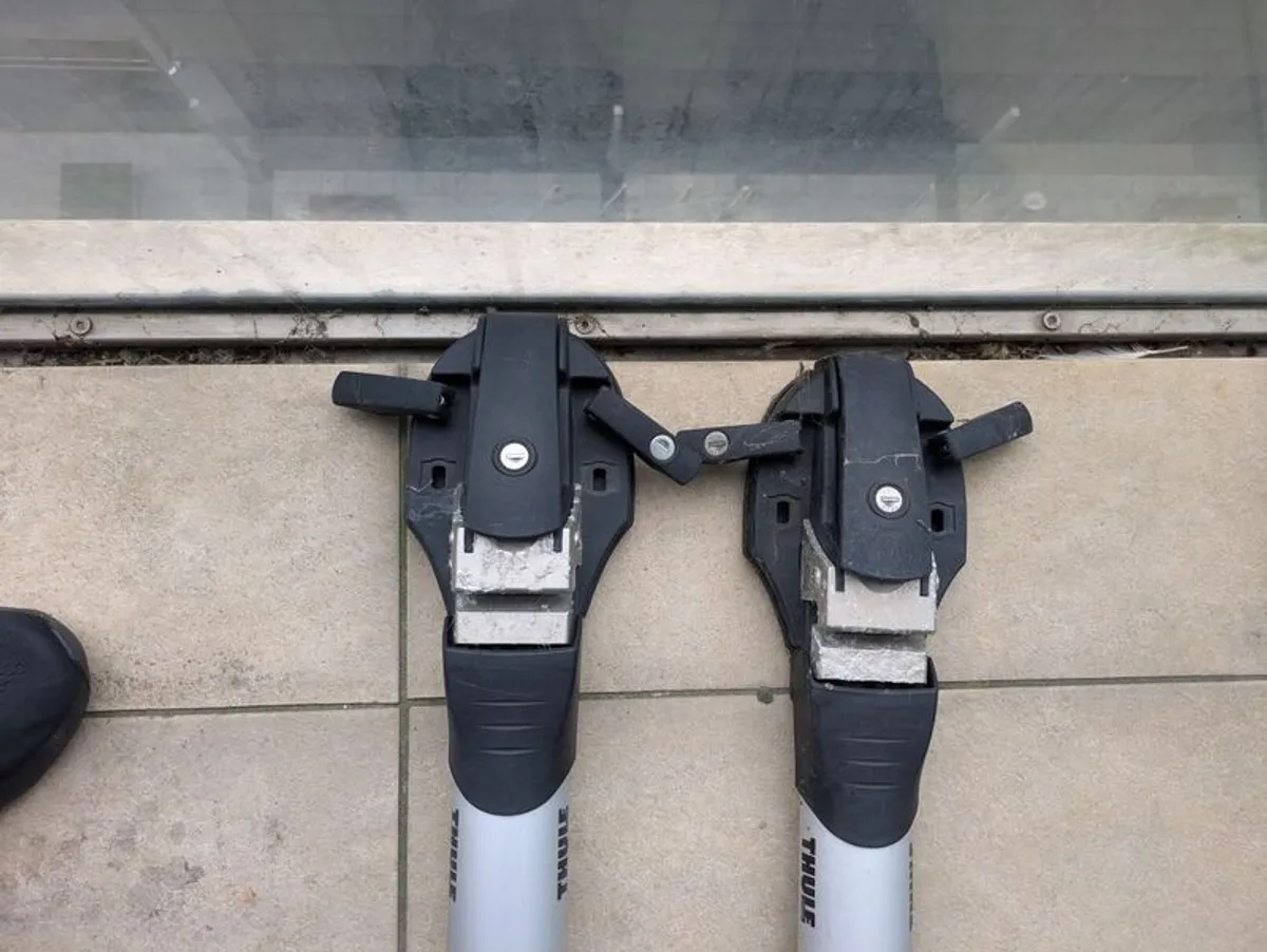 Thule ThruRide 565 bike carriers - Image 1