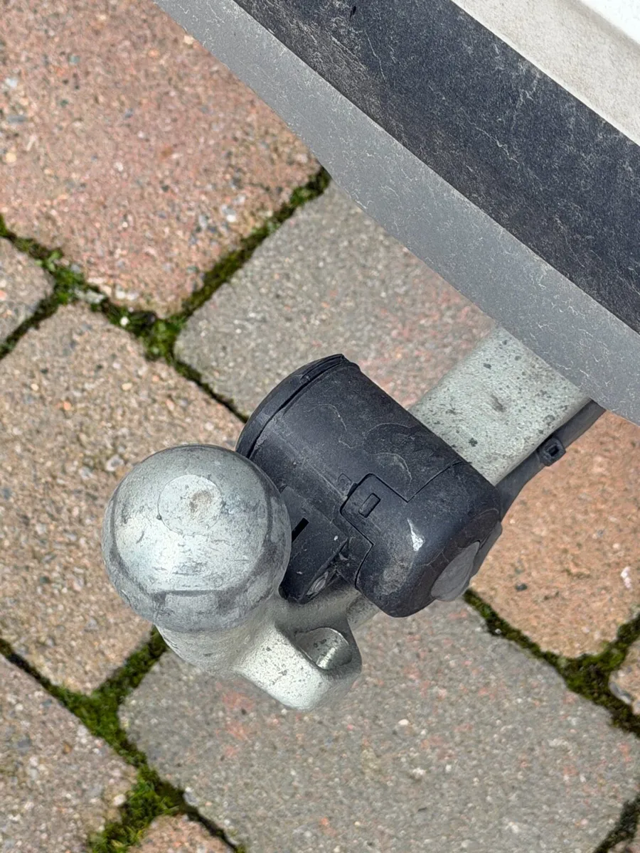 Thule EasyFold XT 3 Towball Bike Carrier - Image 4