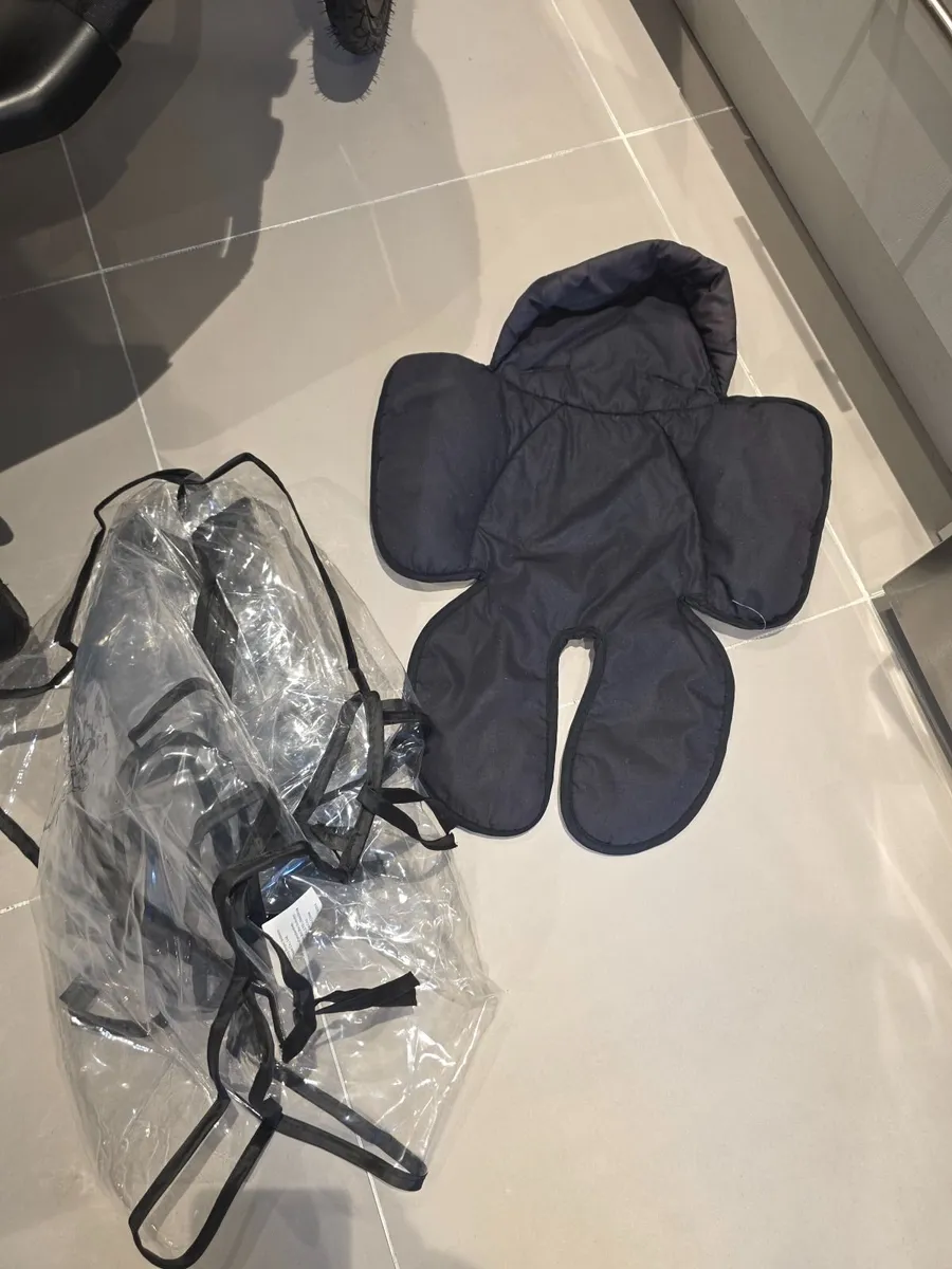 Super Clean Out N About Double stroller - Image 4