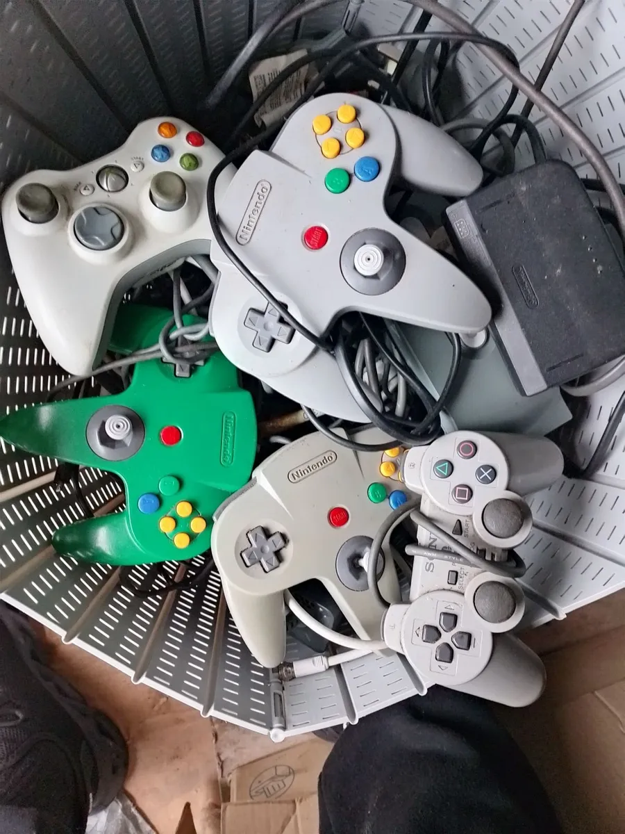 Game controllers - Image 1