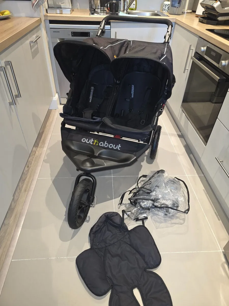 Super Clean Out N About Double stroller - Image 1