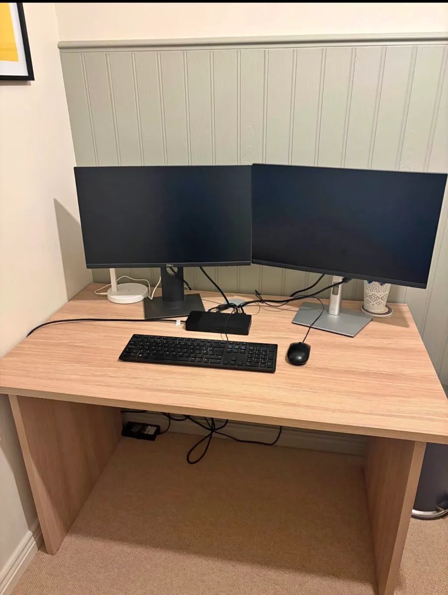 Smooth wooden desk - Image 1