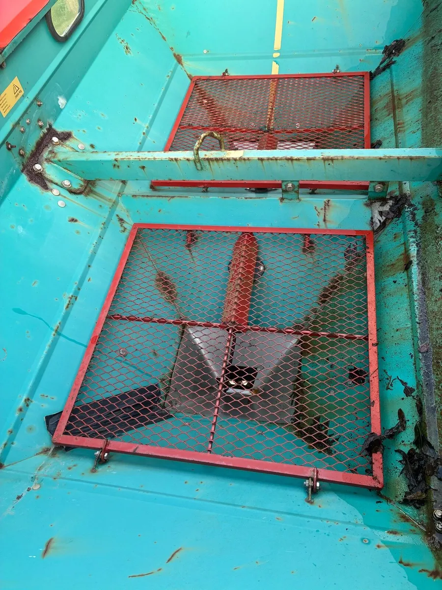 Sulky fertiliser spreader - Image 3