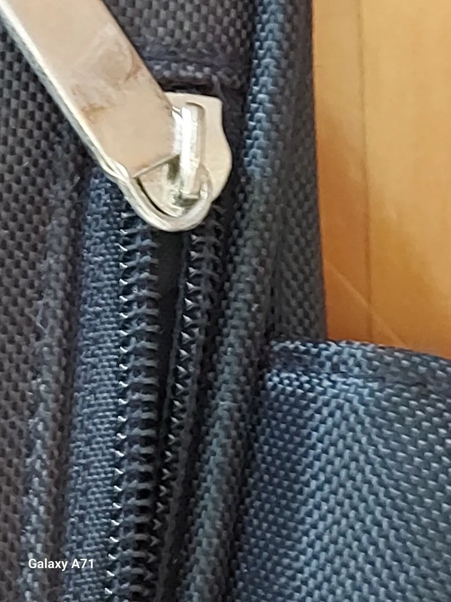 BENQ Laptop Bag in really great condition - Image 4