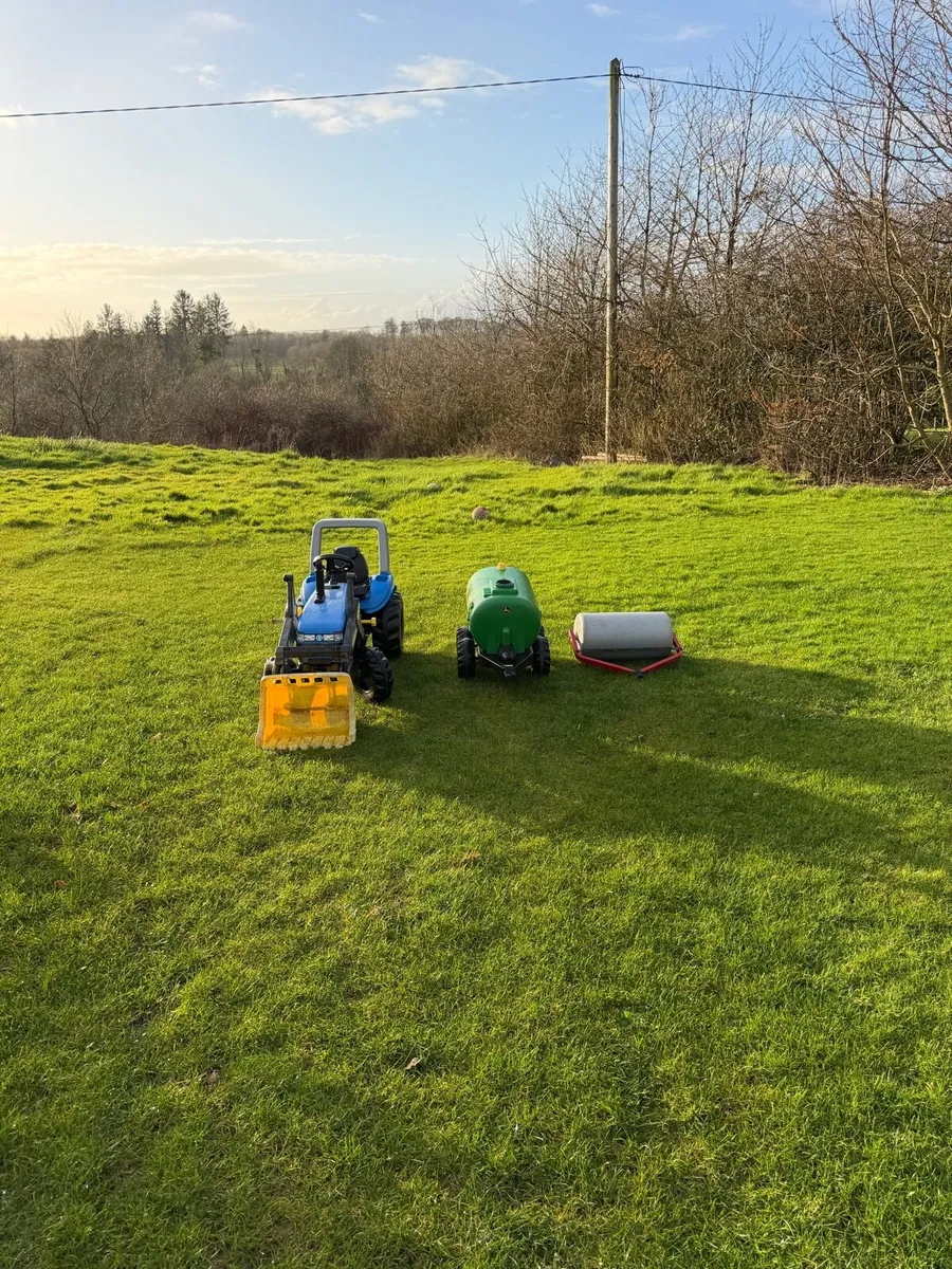 New Holland tractor with roller and tanker - Image 1