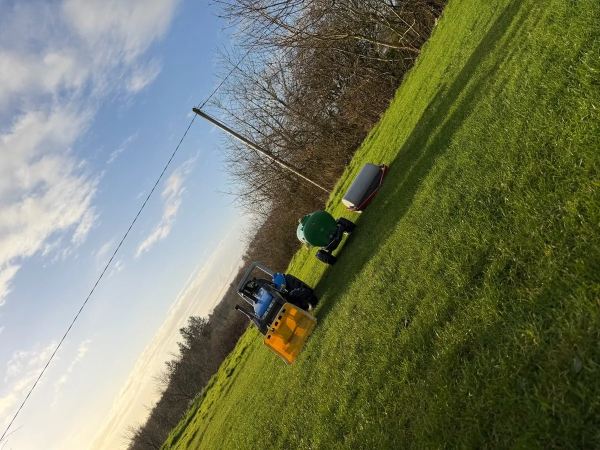 New Holland tractor with roller and tanker - Image 2