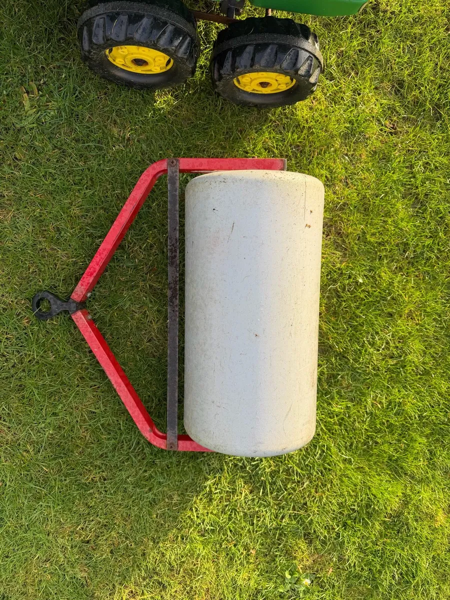 New Holland tractor with roller and tanker - Image 3