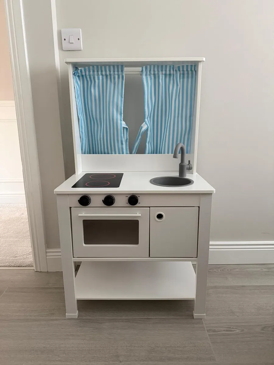 Kids kitchen like new - Image 1