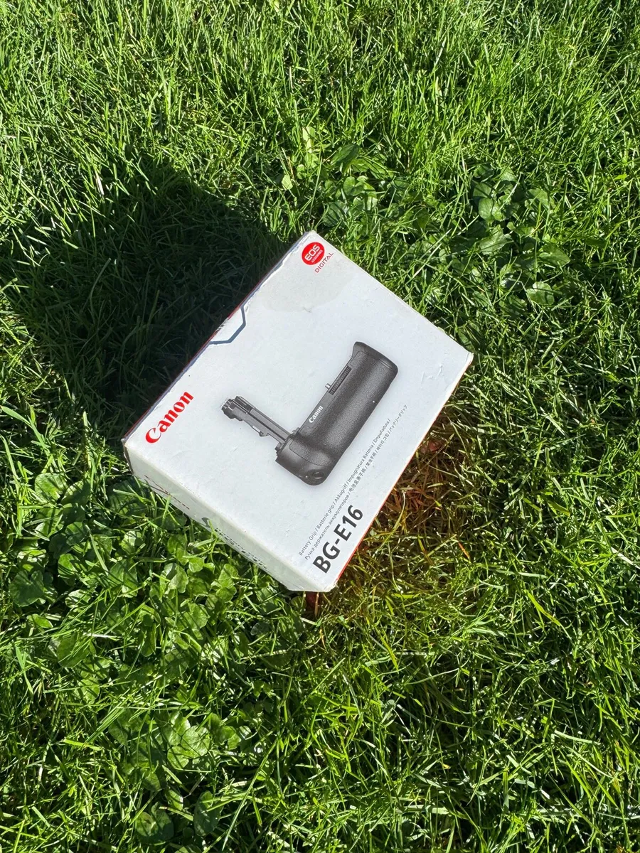 Canon 7D battery pack - Image 1