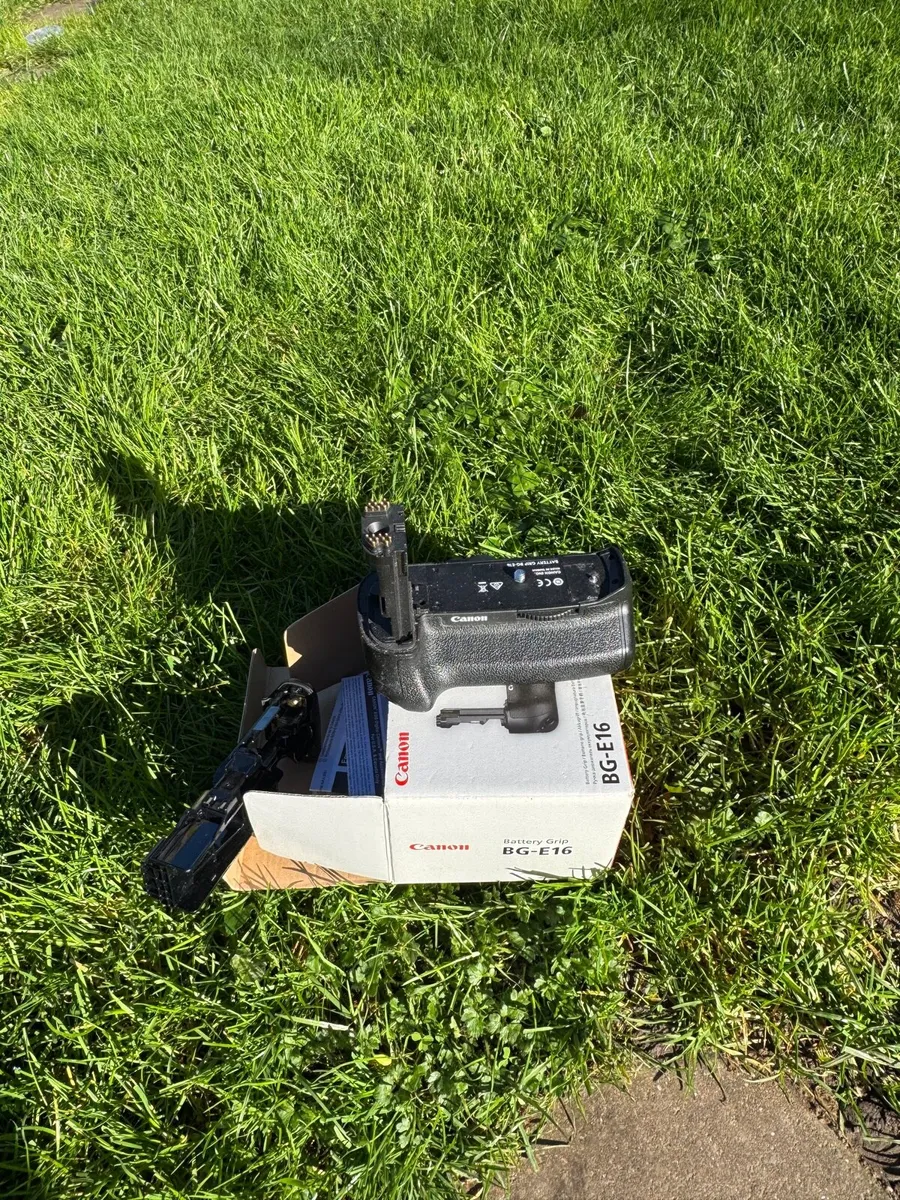 Canon 7D battery pack - Image 3