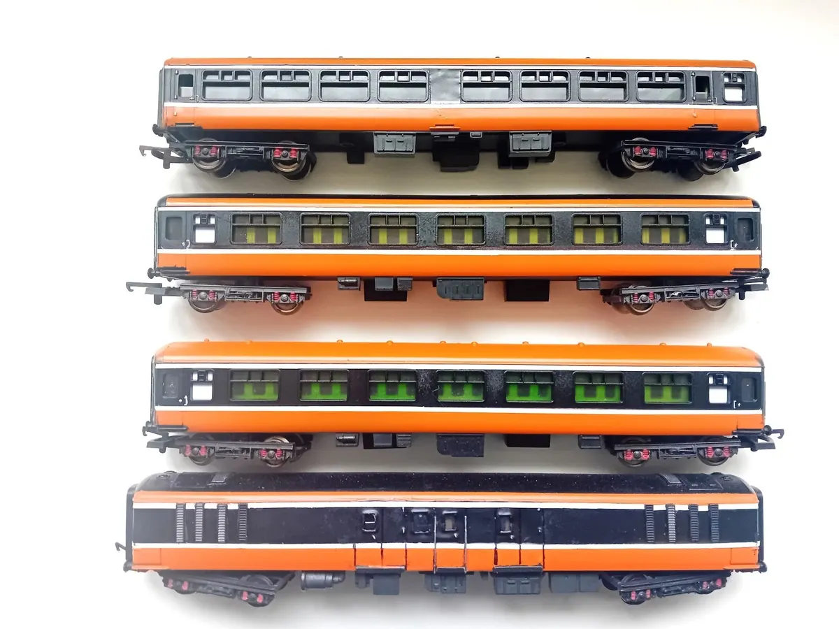 MODEL RAILWAY   IRISH  MK2  COACH   SET - Image 1