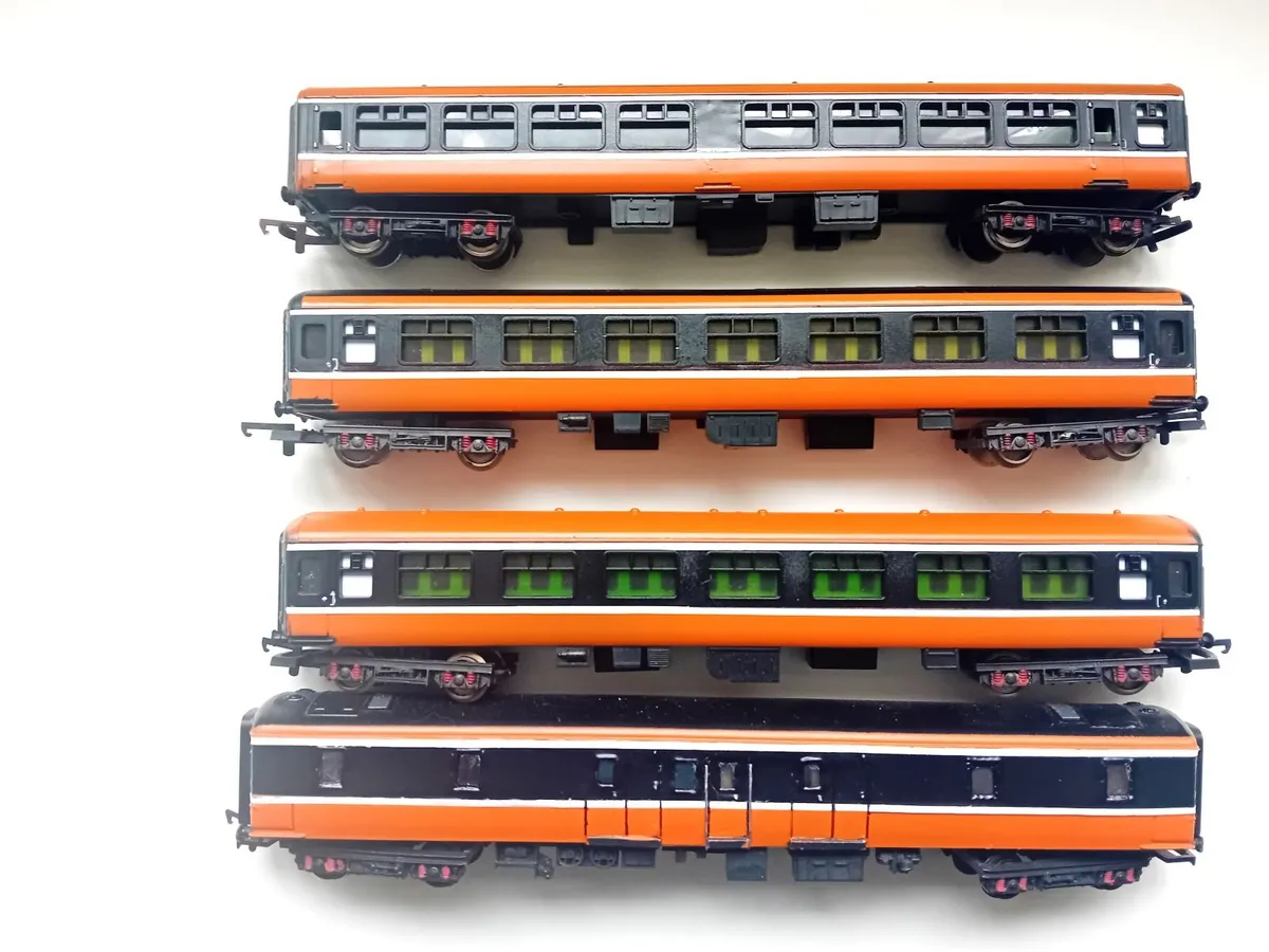 MODEL RAILWAY   IRISH  MK2  COACH   SET - Image 2