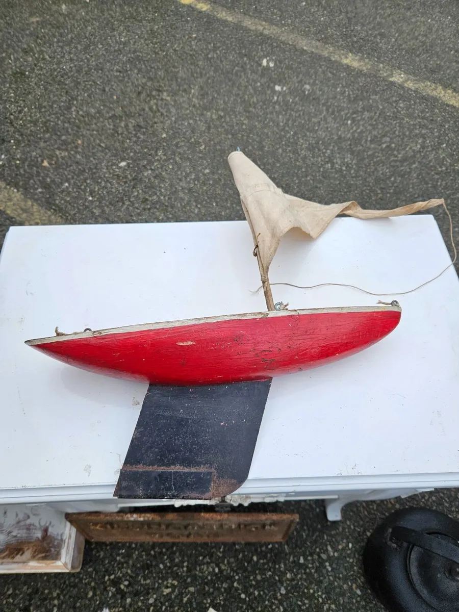 Vintage Pond Yacht - Image 2