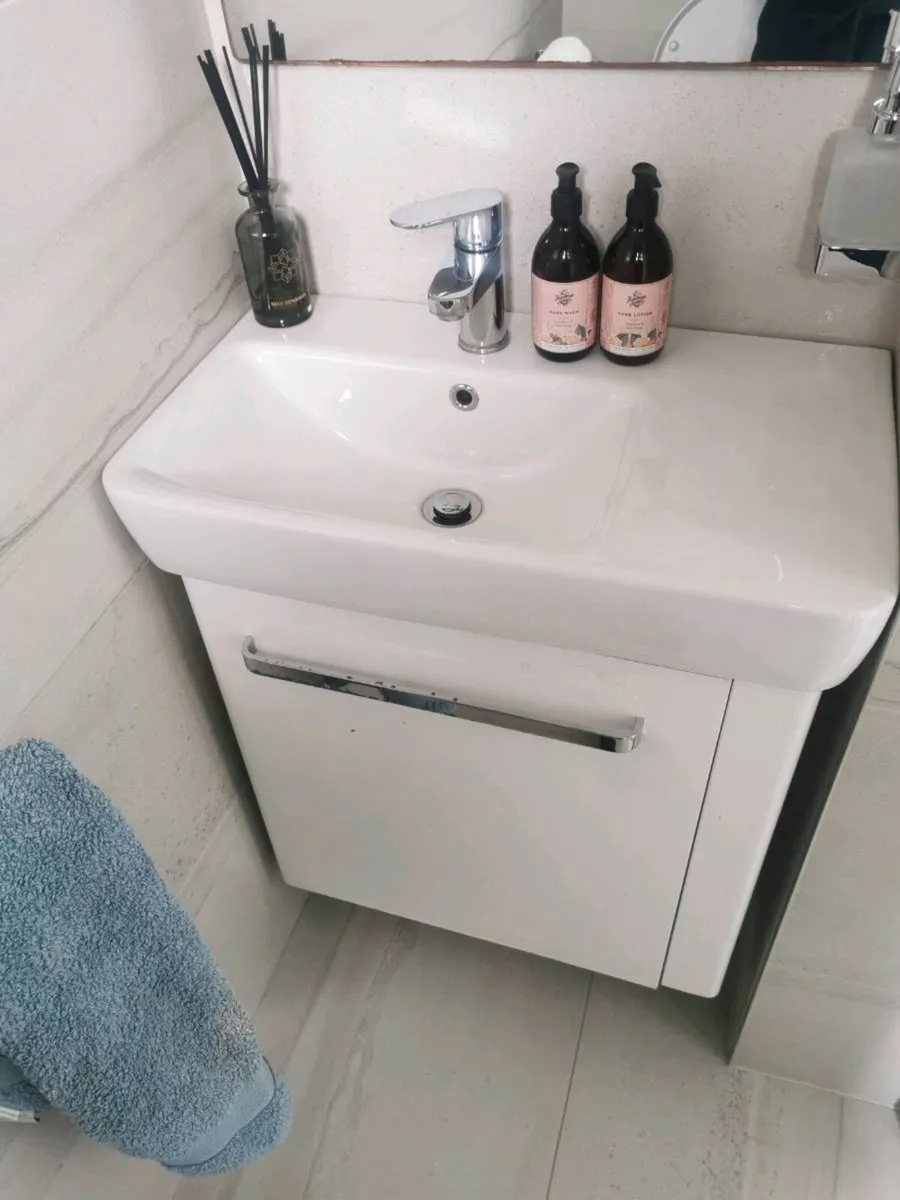 Ensuite washhand vanity unit