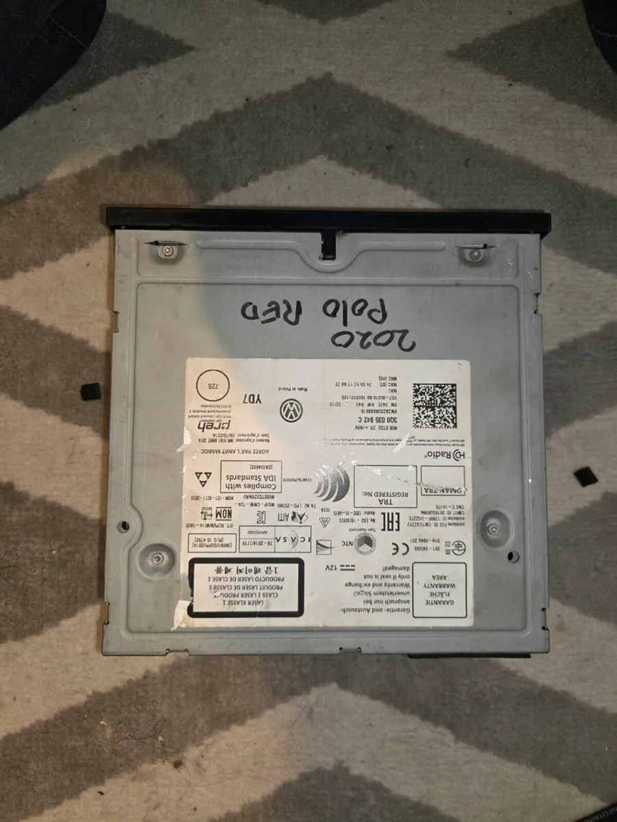 VW Radio CD Stereo Head Unit 3Q0035842C - Image 1