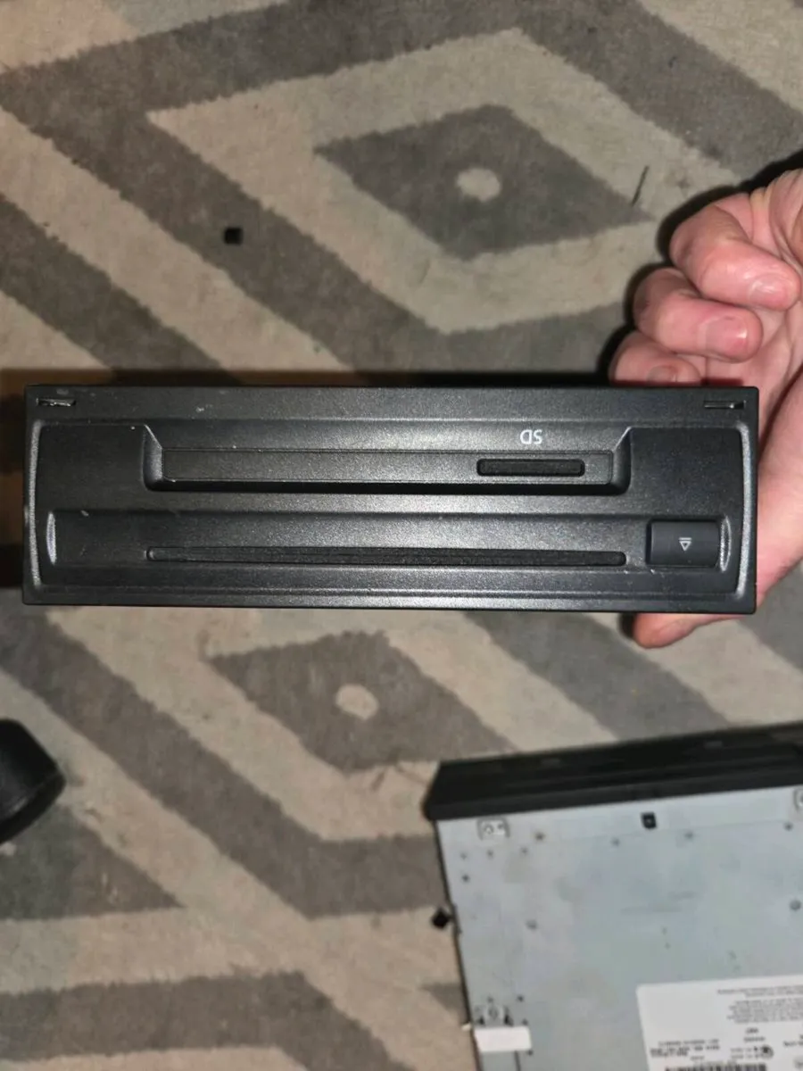 VW Radio CD Stereo Head Unit 3Q0035842C - Image 2