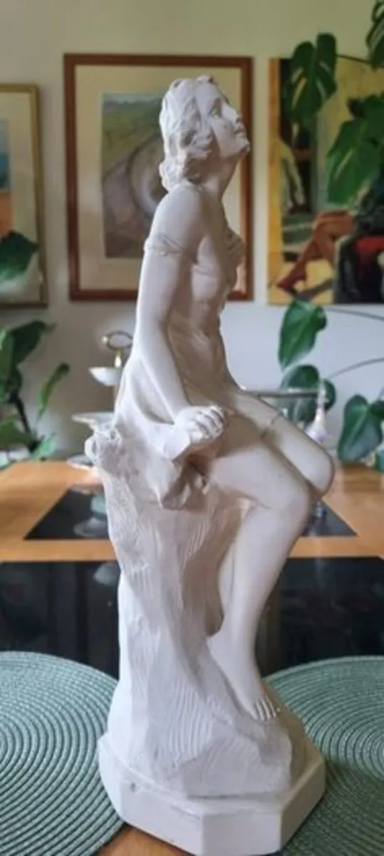 Vintage alabaster Art deco woman statue - Image 2